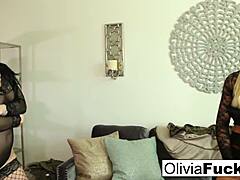 金发美女Olivia Austin在这个在线色情视频中接受一根大鸡巴