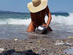 成熟的女人在海滩上被拉伸的乳头穿孔和多个阴道穿孔