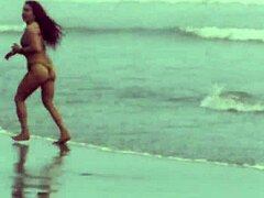 在热的场景中,熟女女神在沙上用子炼