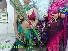 印度继母和她的继妹进行热的三人行