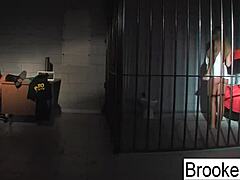 布鲁克·布兰德·班纳 (Brooke Brand Banner) 饰演一名警察和一名囚犯的热门色情视频