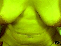 在这个业余视频中观看一位成熟的女人快乐地吟,因为她耀她的松的乳房
