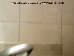 在Camsluttygirls的浴室里,继母和儿子在户外进行性感的口交